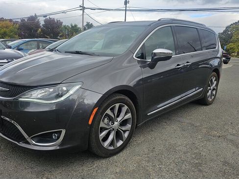 Used 2020 Chrysler Pacifica Limited image 1