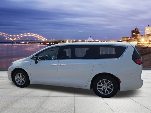 Used 2024 Chrysler Pacifica Touring-L FWD image 3