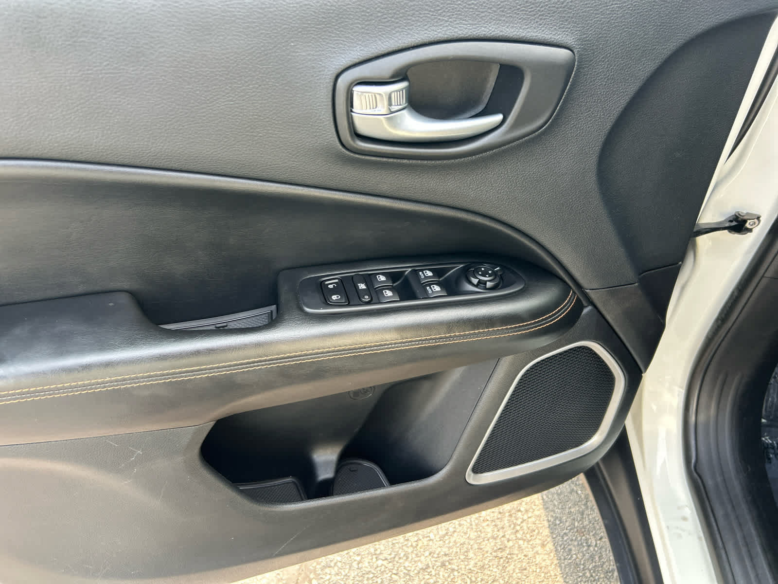 Used 2019 Jeep Compass Limited FWD image 10