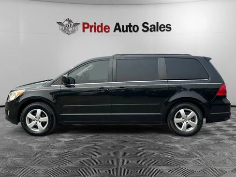Used 2011 Volkswagen Routan SEL FWD image 4