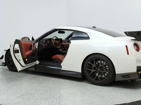 Used 2017 Nissan GT-R Premium w/ Premium Interior Package image 10