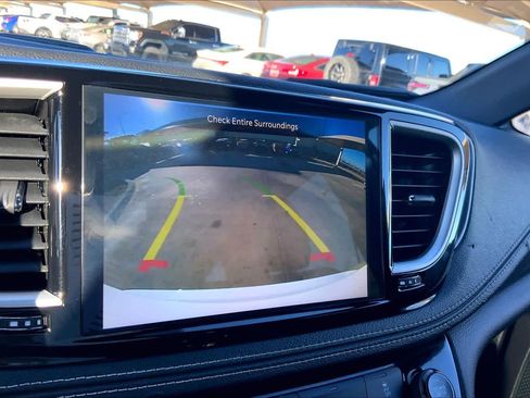 Used 2025 Chrysler Pacifica Select image 28