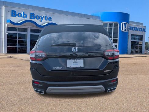 Certified 2025 Honda Pilot Touring image 4