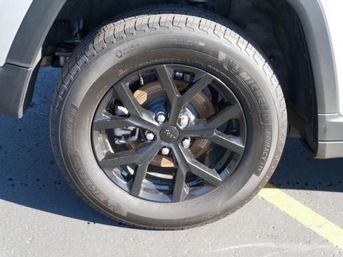 Used 2025 Jeep Grand Cherokee Altitude image 5