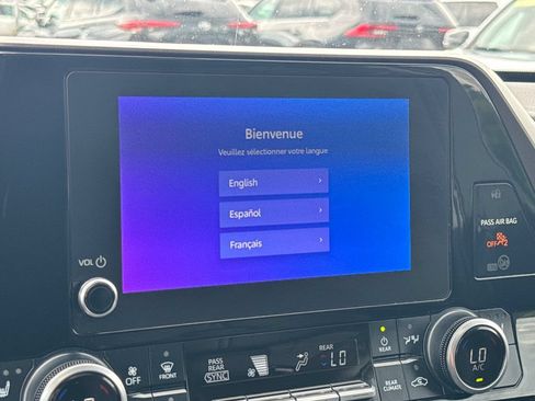 Used 2024 Toyota Highlander XLE AWD/4WD image 25