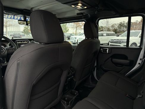 Used 2023 Jeep Gladiator Willys image 25