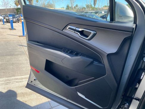 Used 2025 Kia Sportage LX image 18