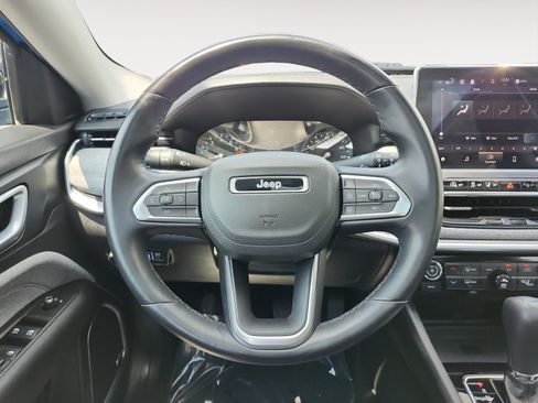 Used 2022 Jeep Compass Latitude w/ Sun and Sound Group AWD/4WD image 12