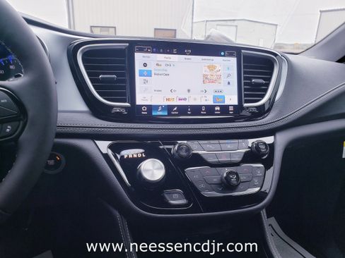 New 2026 Chrysler Pacifica Limited image 26