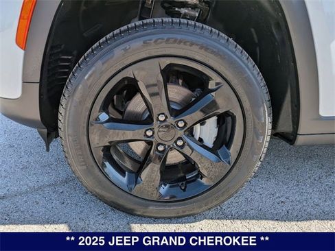 New 2025 Jeep Grand Cherokee Limited w/ Black Appearance Package image 32
