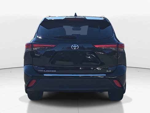 Used 2022 Toyota Highlander XLE image 6