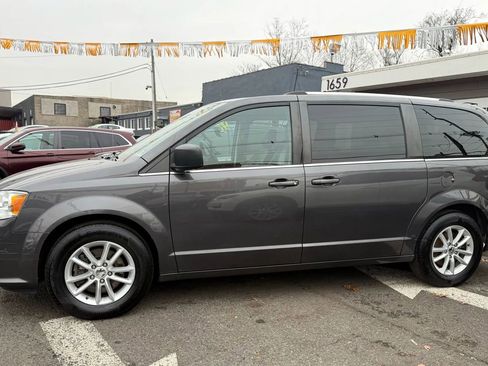 Used 2019 Dodge Grand Caravan SXT image 3
