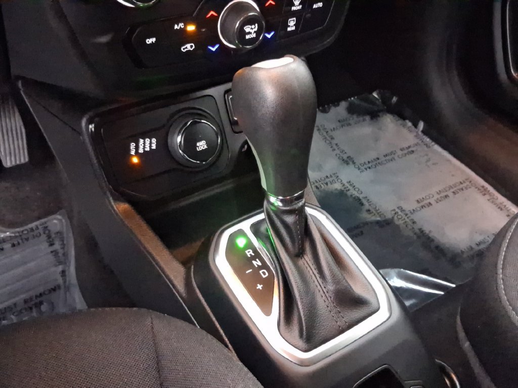 Used 2023 Jeep Renegade Latitude AWD/4WD image 21