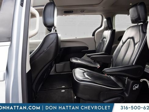 Used 2023 Chrysler Pacifica Limited FWD image 18