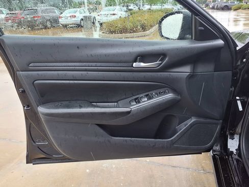 Used 2025 Nissan Altima 2.5 SV FWD image 12