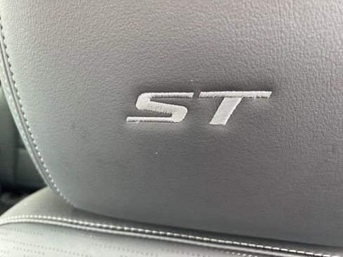 Used 2025 Buick Enclave Sport Touring AWD/4WD image 16