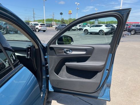 Certified 2023 Volvo XC40 B5 Plus w/ Protection Package Premier image 36