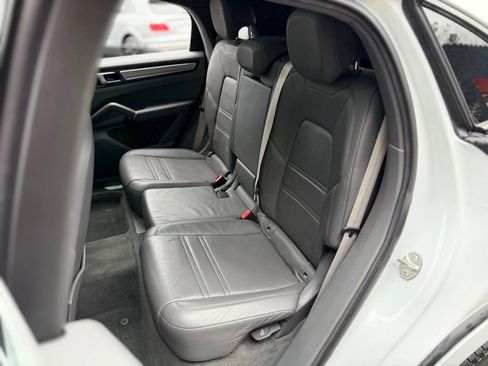 Used 2022 Porsche Cayenne Platinum Edition image 32