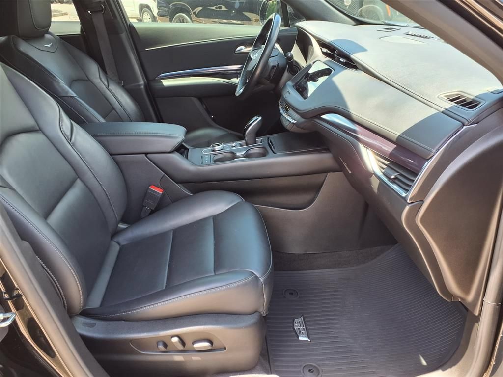 Used 2023 Cadillac XT4 Luxury w/ Cold Weather Package FWD image 9