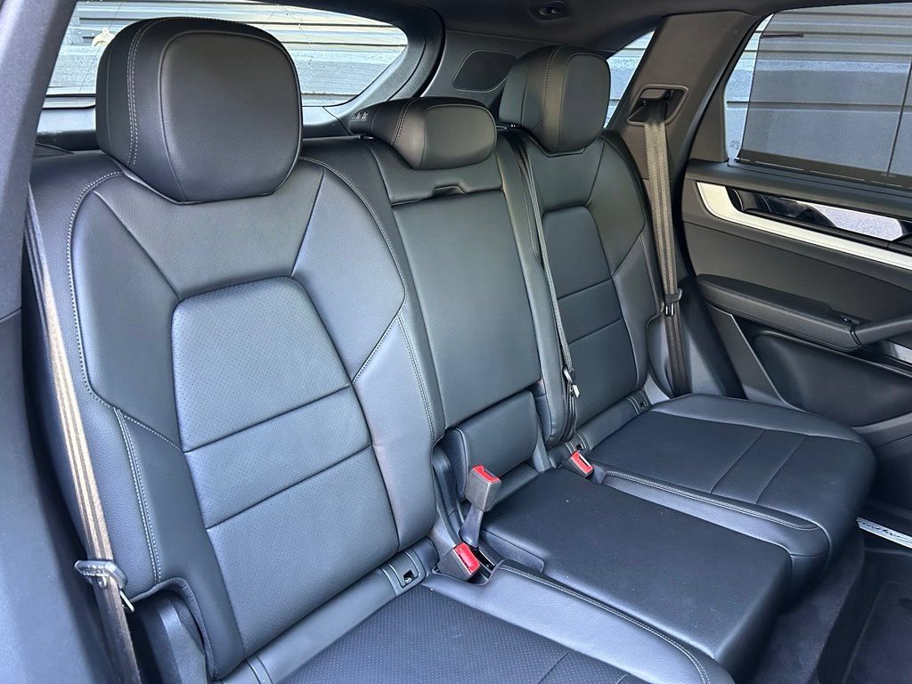 Certified 2025 Porsche Cayenne AWD/4WD image 28