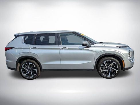 Used 2024 Mitsubishi Outlander SE AWD/4WD image 3