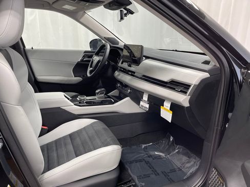 New 2025 Mitsubishi Outlander SE image 29
