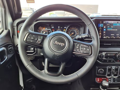 Used 2025 Jeep Wrangler Unlimited Rubicon AWD/4WD image 15