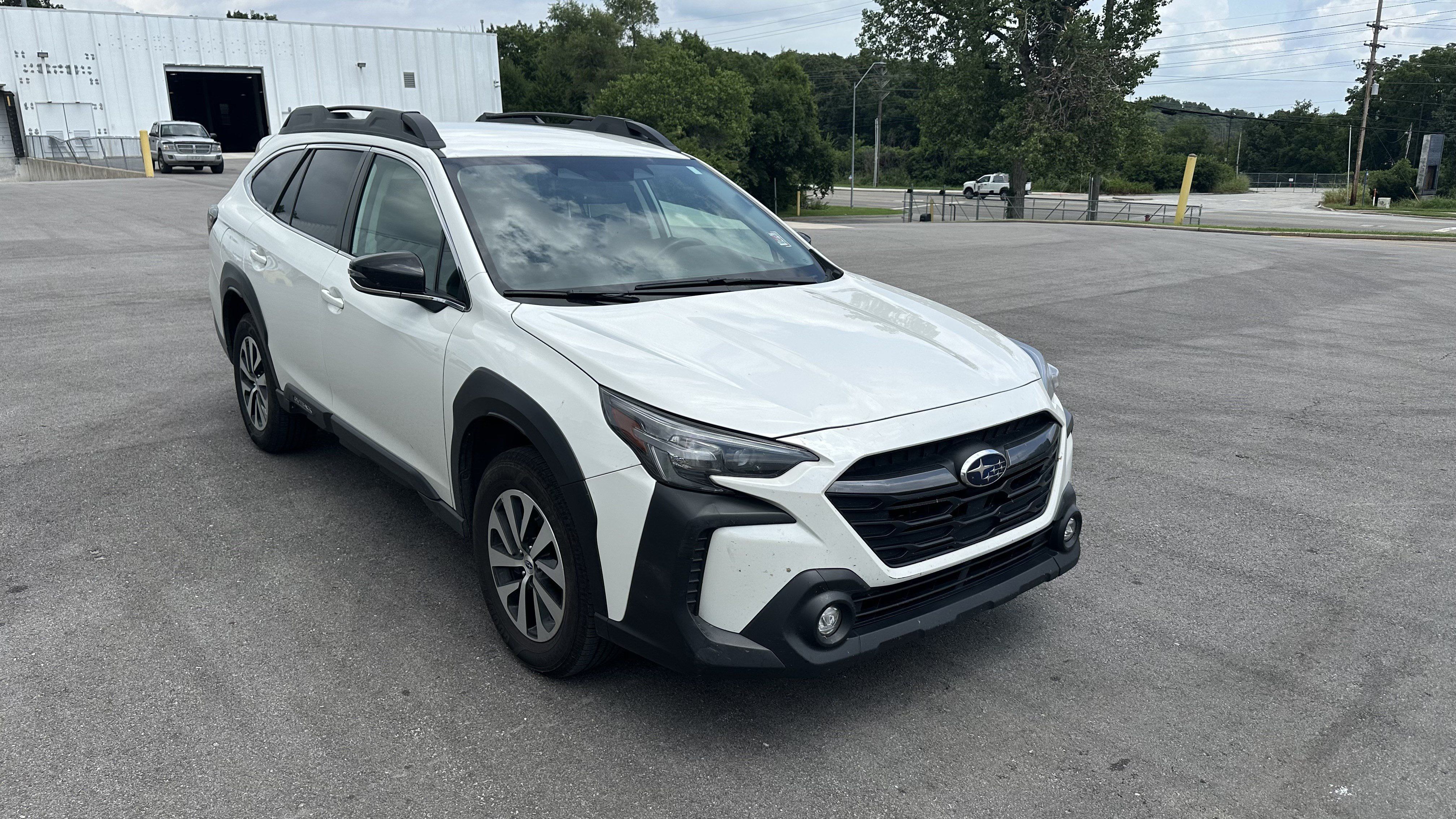 Used 2024 Subaru Outback Premium w/ Popular Package #1A AWD/4WD image 2