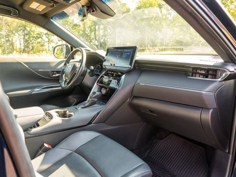 Used 2022 Toyota Venza XLE AWD/4WD image 18