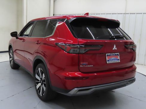 Used 2025 Mitsubishi Outlander SE FWD image 6