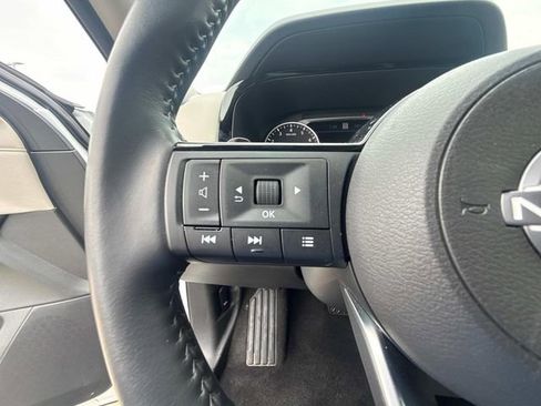 Used 2025 Nissan Pathfinder SL AWD/4WD image 30