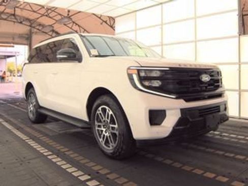 Used 2025 Ford Expedition Active AWD/4WD image 6