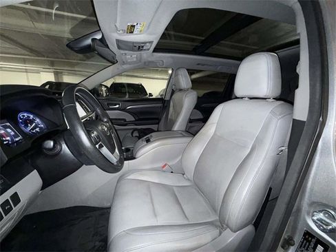 Used 2017 Toyota Highlander Limited Platinum image 2