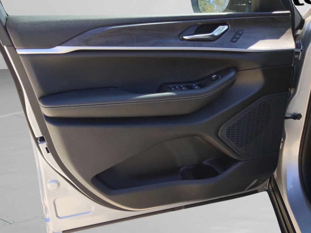 New 2025 Jeep Grand Cherokee Limited RWD image 13