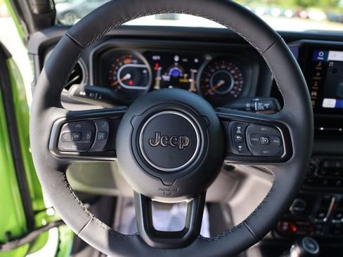 Used 2025 Jeep Wrangler Rubicon w/ Convenience Group AWD/4WD image 13