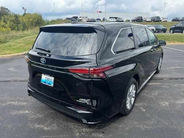 Used 2023 Toyota Sienna XSE AWD/4WD image 3
