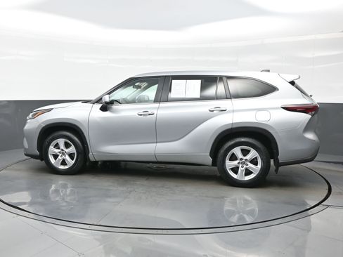 Used 2024 Toyota Highlander LE AWD/4WD image 3