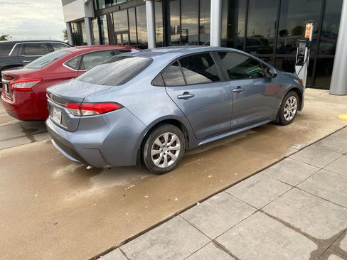 Used 2021 Toyota Corolla LE FWD image 3