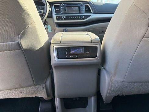 Used 2019 Toyota Highlander LE image 32
