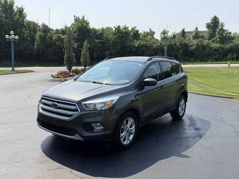 Used 2018 Ford Escape SE w/ SE Sync 3 Package FWD image 2