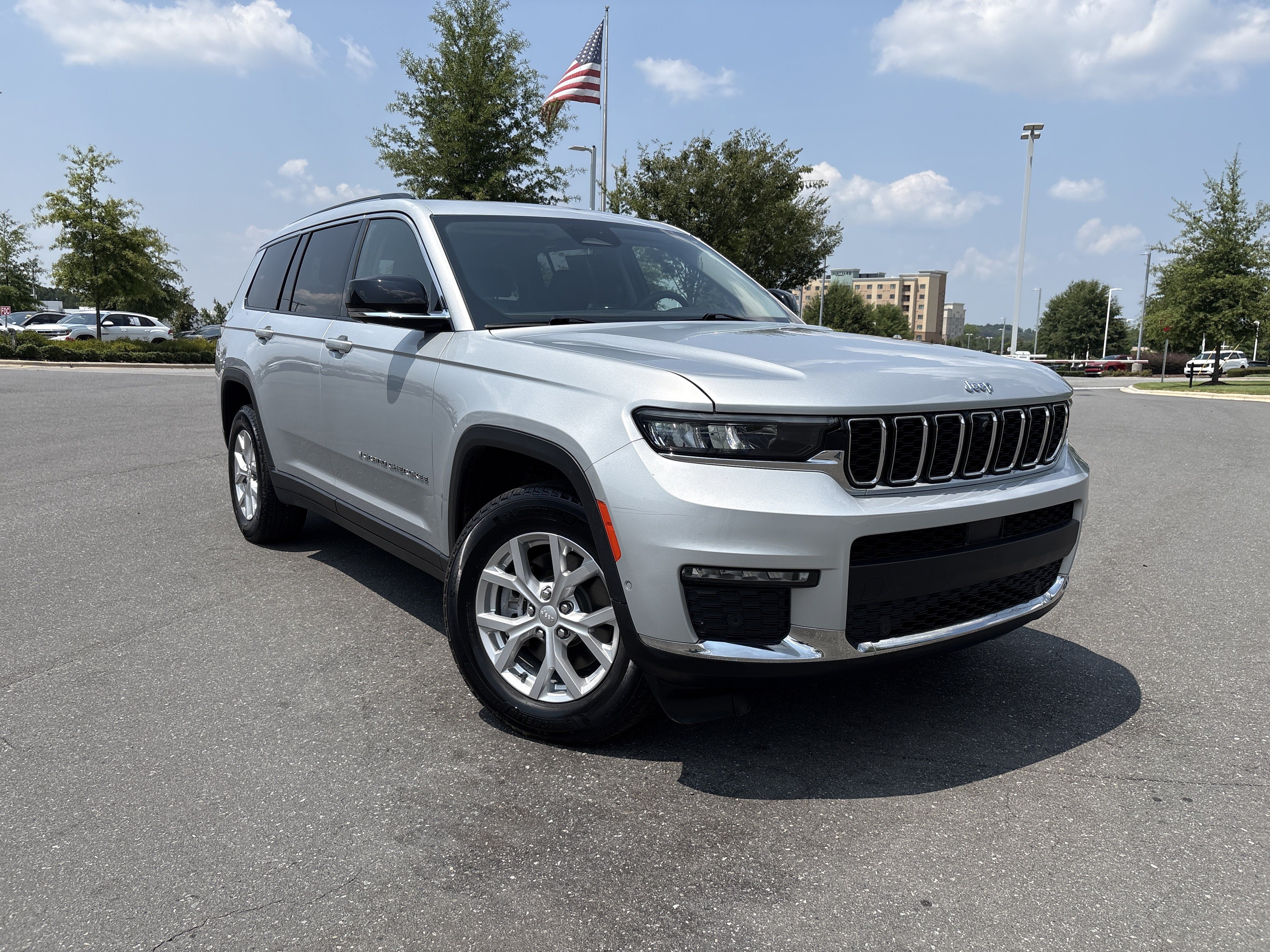 Used 2023 Jeep Grand Cherokee L Limited w/ Luxury Tech Group II AWD/4WD image 2