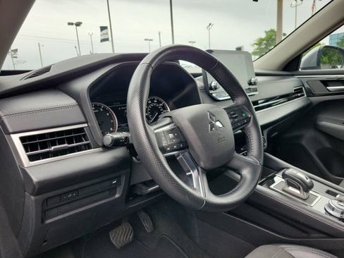 Used 2024 Mitsubishi Outlander SE FWD image 3