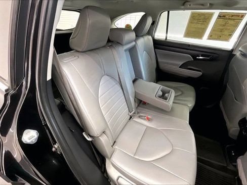 Used 2024 Toyota Highlander XLE FWD image 19