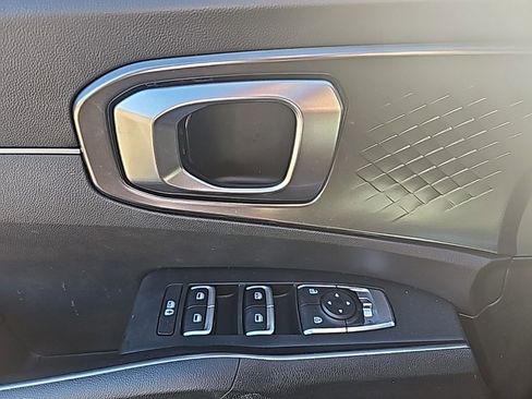 Used 2023 Kia Sorento EX image 17