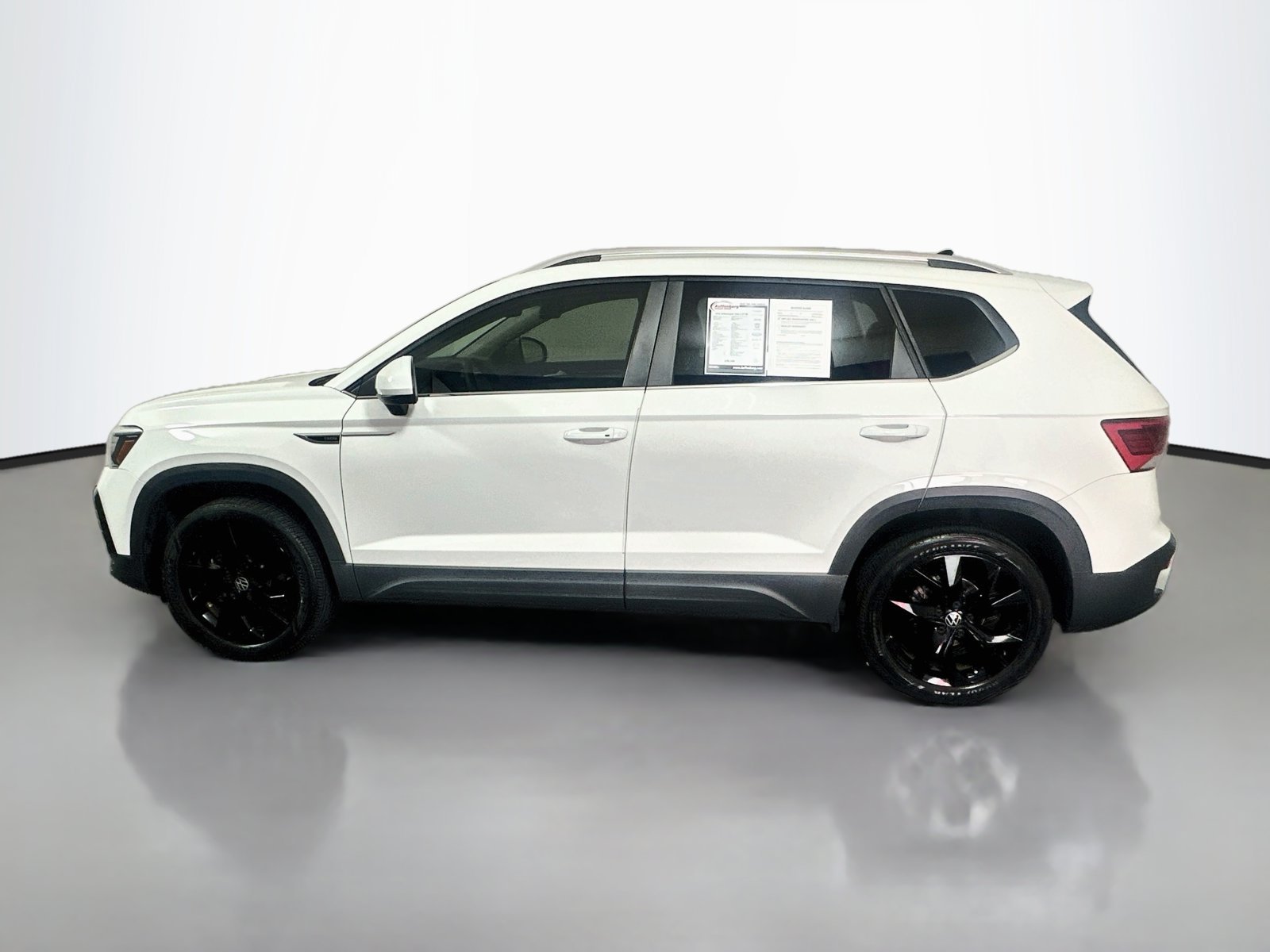 Used 2023 Volkswagen Taos SE w/ Black Wheel Package FWD image 4