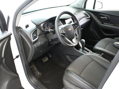 Used 2022 Chevrolet Trax LT w/ LT Convenience Package image 22