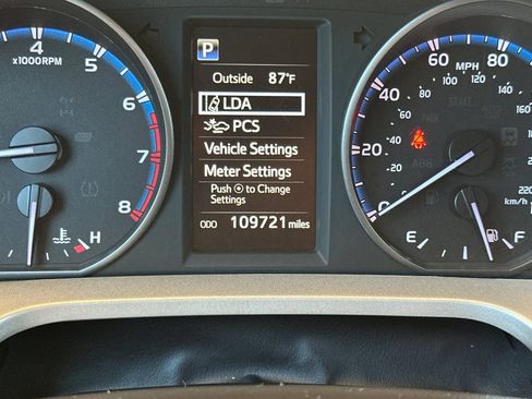 Used 2018 Toyota RAV4 LE w/ All Weather Liner Package FWD image 27