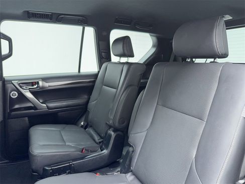 Used 2023 Lexus GX 460 Premium w/ Accessory Package image 38