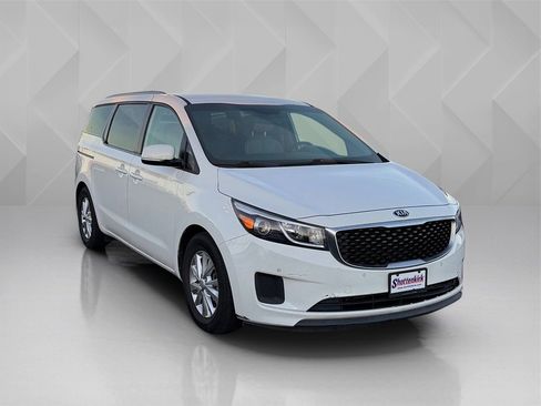 Used 2017 Kia Sedona LX w/ LX Essentials Premium Package image 3