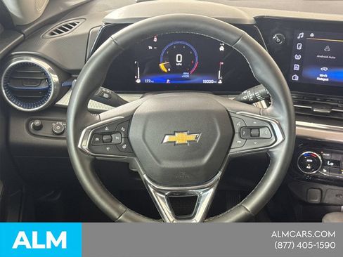 Used 2025 Chevrolet Trax LT w/ LT Convenience Package FWD image 25